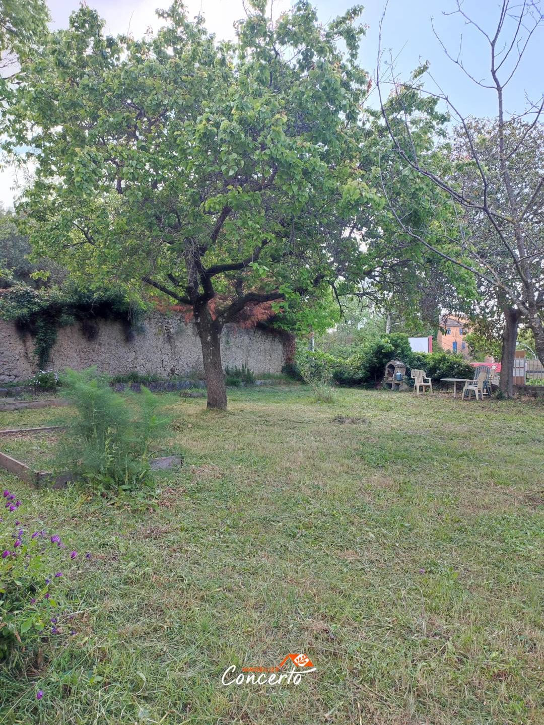 Terrain constructible centre village - garage existant