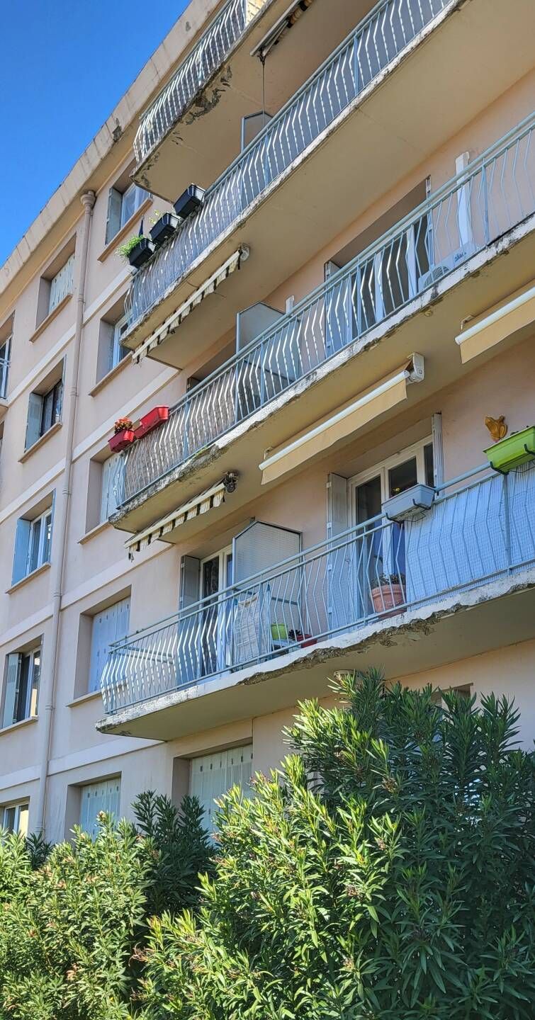 Appartement avec petit extérieur, cave et Garage