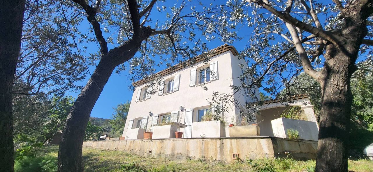 Villa récente de 3 chambres sur 1 200 m² de terrain
